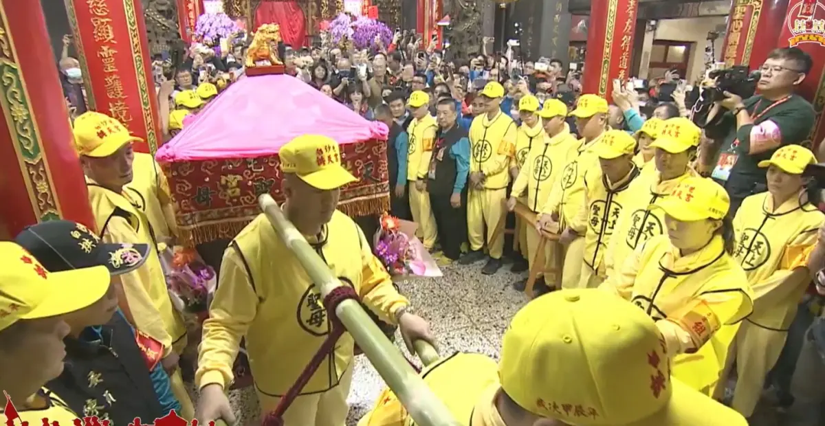 ▲苗栗通霄白沙屯拱天宮媽祖，將展開為期9天的徒步進香活動，全場破千名信眾紛紛大喊「進喔」，場面相當震撼。（圖／翻攝白沙屯拱天宮粉絲團）