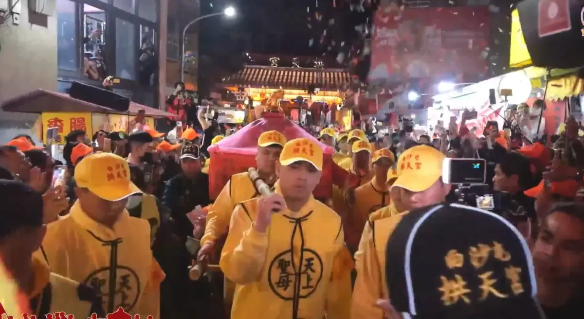 ▲白沙屯拱天宮媽祖今日展開徒步進香活動，預計整趟遶境將會持續9天8夜，直到3月26日才回宮。（圖／翻攝白沙屯拱天宮粉絲團）