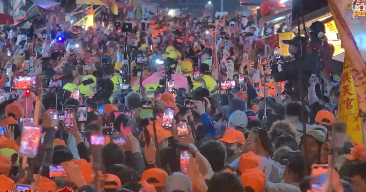 ▲苗栗通霄白沙屯拱天宮媽祖，展開為期9天的徒步進香活動，全場破千名信眾紛紛大喊「進喔」，場面相當震撼。（圖／翻攝白沙屯拱天宮粉絲團）