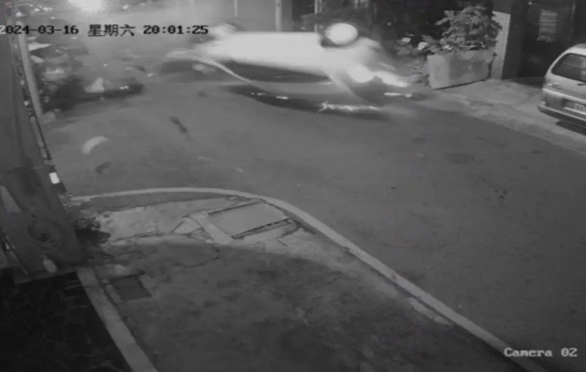 ▲16日晚間，高雄葉姓男子駕駛自小客車，疑似因車速過快，不慎失控衝撞路旁車輛，導致整台車當場翻覆。（圖／翻攝畫面）