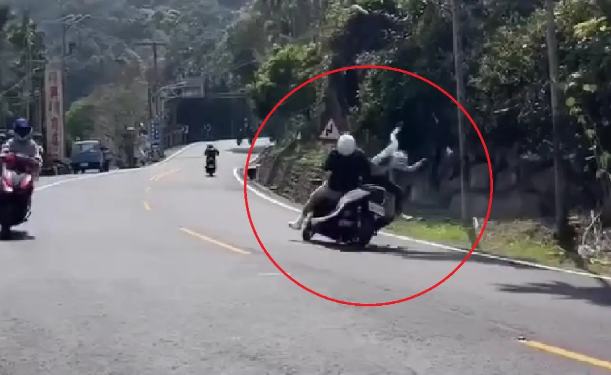 ▲17日中午，嘉義縣中埔鄉台3線「阿婆灣」發生事故，17歲的陳姓男子騎乘機車，直接撞擊前方、騎乘單車的31歲謝姓女騎士。（圖／翻攝畫面）