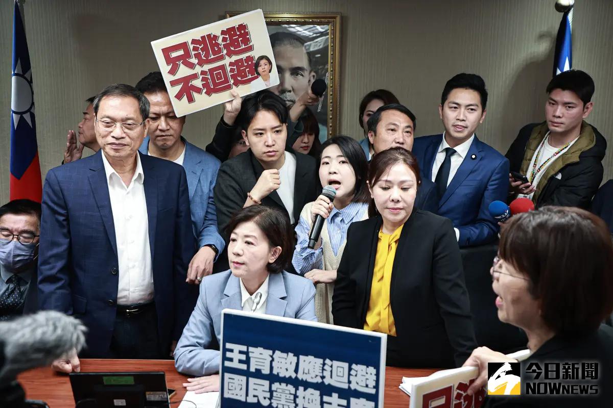 ▲2024年3月，民進黨立委吳思瑤認為召委王育敏在剴剴案時仍是兒福聯盟董事，根據《立法委員行為法》第22條應該進行利益迴避更換召委，國民黨則嗆說不要在護航衛福部，兩方人馬爭論不休，會議延宕將近一小時才順利開始。（圖／記者葉政勳攝）
