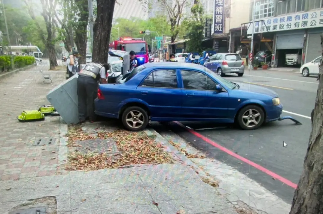 ▲18日清晨，高雄60歲陳姓男子駕駛小客車，行經鼓山區青海路九如國小附近時，倒車突然失控暴衝，撞擊80歲的許姓老翁，許翁送醫搶救宣告不治。（圖／翻攝畫面）