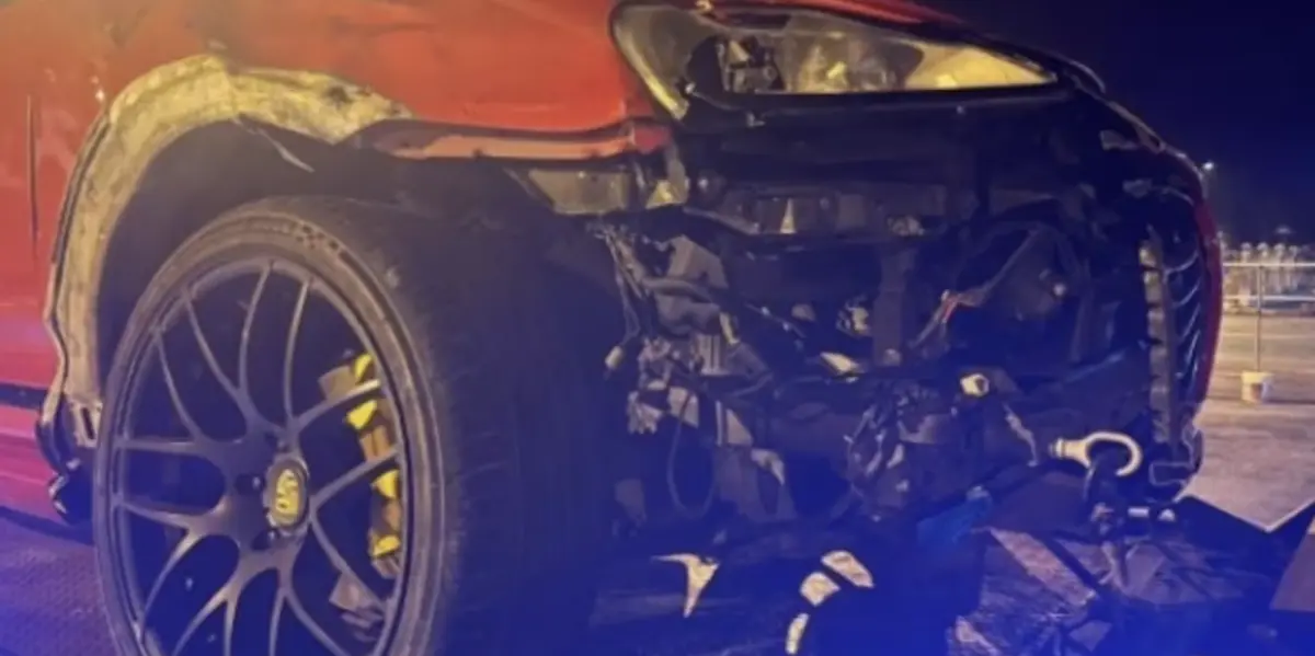 ▲一名男子駕駛保時捷卡宴（Porsche Cayenne）不慎撞到大象，竟然毫髮無傷，但大象卻腿部重傷。（圖／翻攝自臉書）