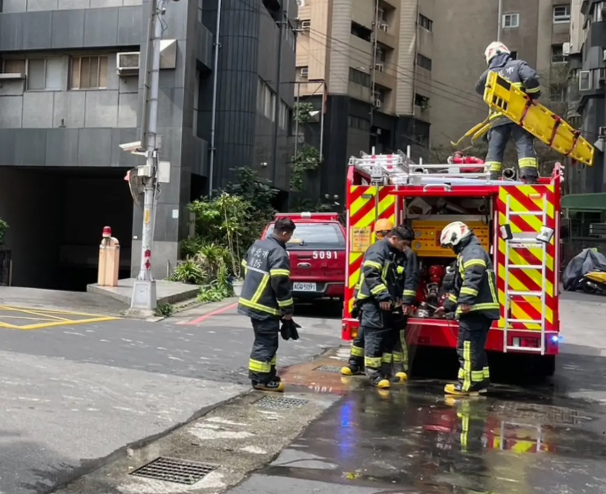 ▲18日上午，新北市新店區中央四街內一處工地，驚傳發生工安意外，一名65歲的陳姓男工人，不慎掉進水泥攪拌槽內，命危送醫搶救不治。（圖／翻攝畫面）