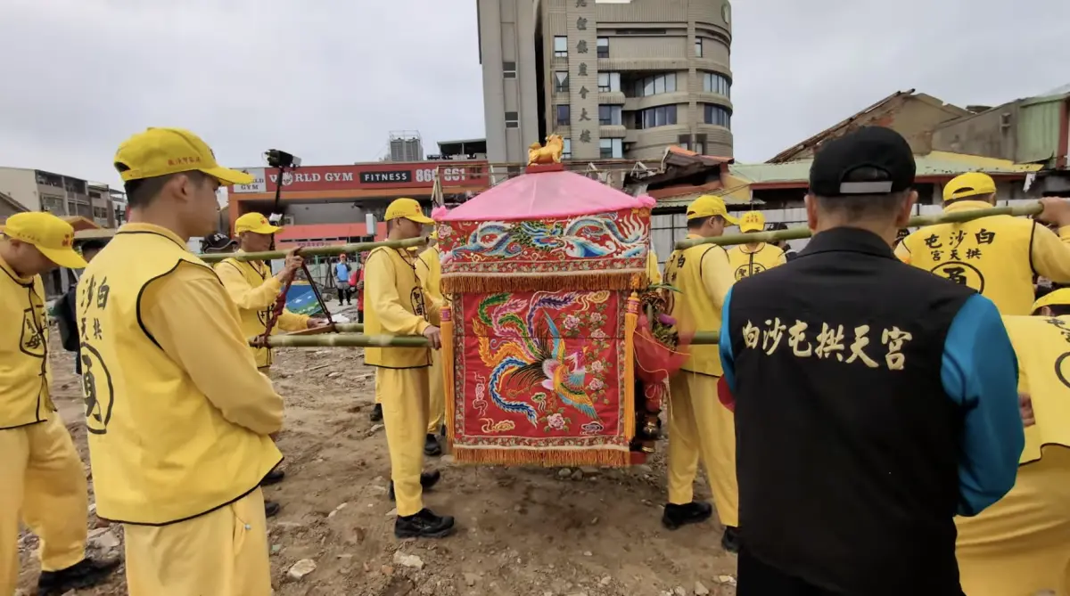 ▲苗栗縣苑裡鎮菜市場5年前曾因祝融全毀，白沙屯媽祖在行經重建工地時，特地巡禮賜福。（圖／翻攝自「白沙屯媽祖網路電視台」YT）