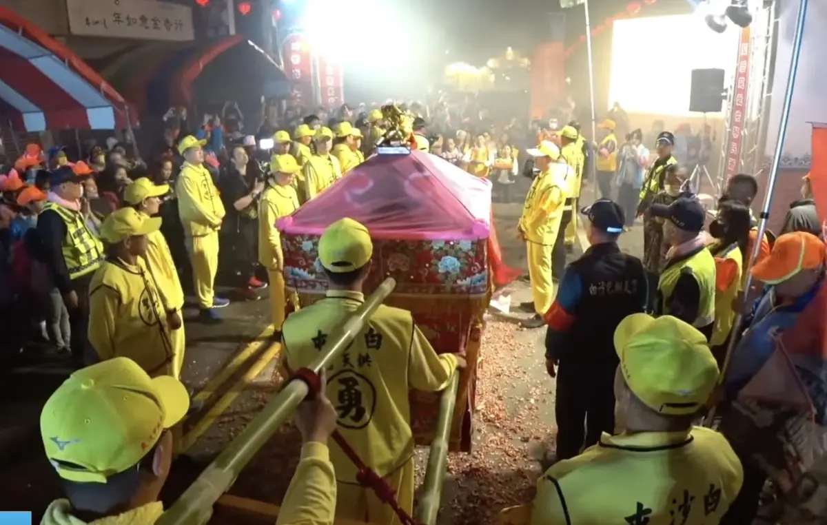▲熱情信眾燃放煙火恭迎白沙屯媽祖到來，卻不慎引發火勢，「粉紅超跑」也隨即停駕，等到火勢被消防車撲滅後，才繼續遶境行程。（圖／翻攝自「白沙屯媽祖網路電視台」YT）