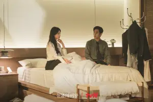 ▲劇中，金秀賢、金智媛（左）結婚3年久違睡同一張床，再次燃起曖昧情愫。（圖／翻攝tvN）