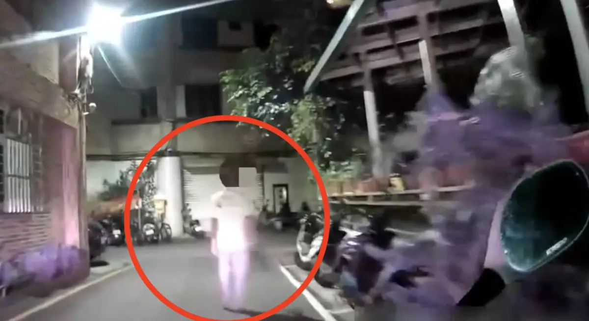 ▲曾姓男子昨晚揮舞「2把西瓜刀」，跑到蘆洲區民族路176巷弄內，警方獲報後，將其壓制逮捕，曾男還試圖反抗，大喊「你們不能叫我趴下」。（圖／翻攝畫面）