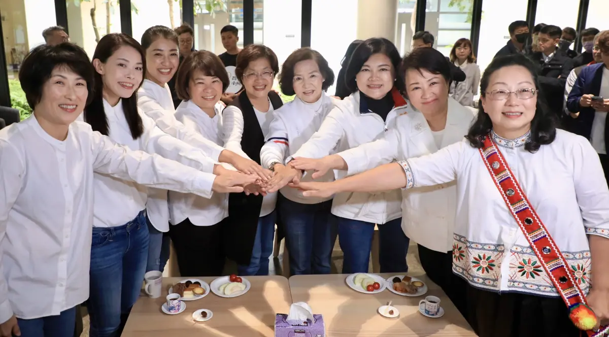 ▲花蓮縣長徐榛蔚（右一）披的情人袋最顯眼。（圖／台中市政府提供，2024.03.18）