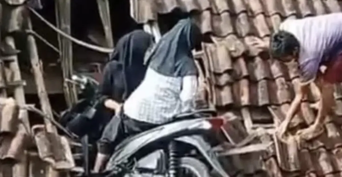 ▲兩名女孩連人帶車撞屋頂，幸好有善心的村民路過，救他們出來。（圖／翻攝自X）