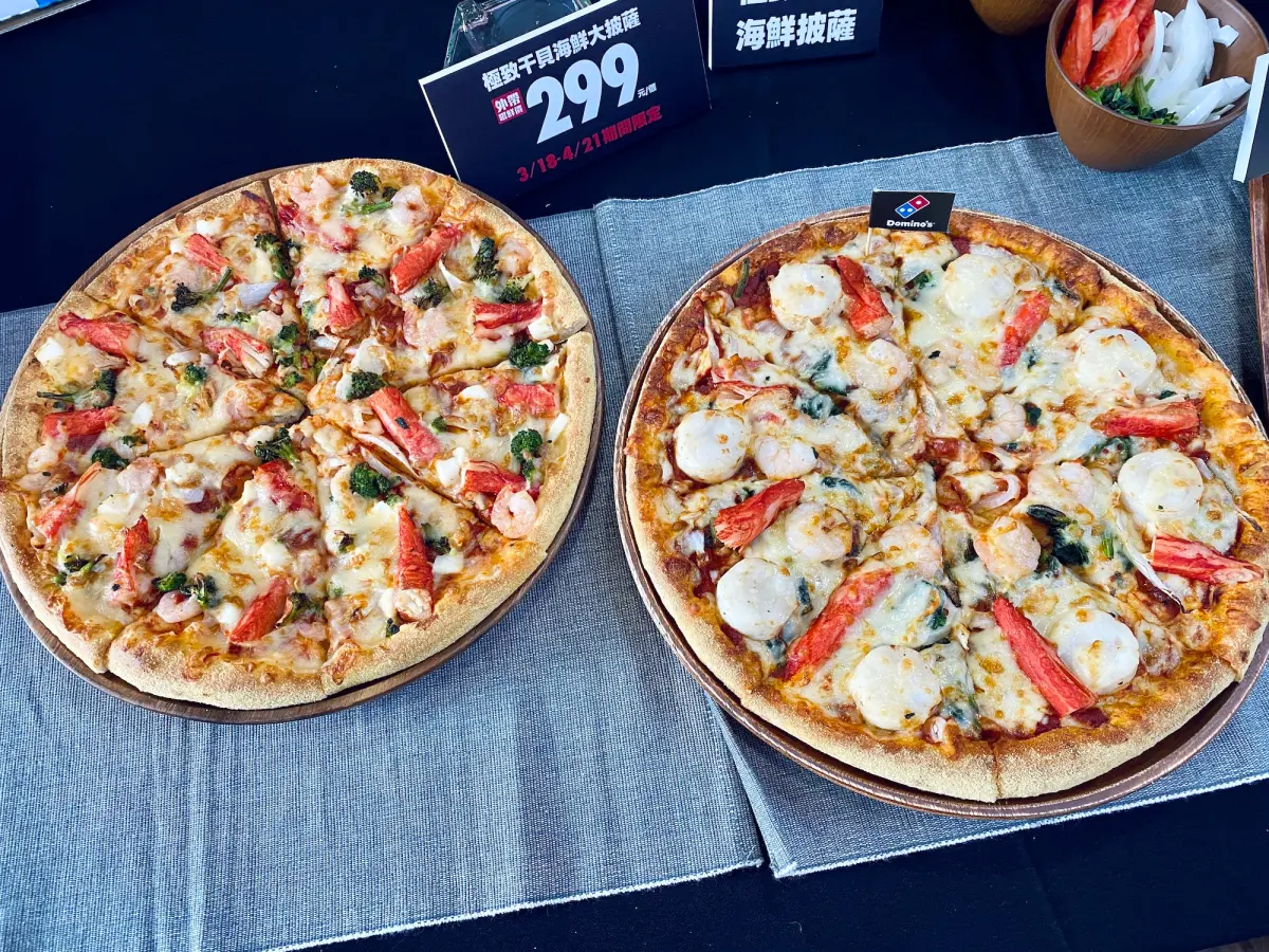 ▲連鎖披薩業者又開戰！剛換全新菜單、升級極致海鮮披薩的達美樂殺很大，「金鑽鳳梨夏威夷披薩」下殺199元優惠吃到5月26日，連續35天好康跟必勝客、拿坡里兩大對手拚了。（圖／記者蕭涵云攝）