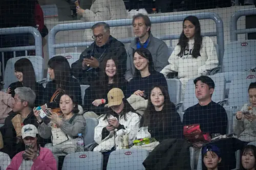 ▲大谷翔平最愛的女人齊聚!老媽跟新婚妻子田中真美子首度公開觀戰。(圖/美聯社/達志影像) ▲大谷翔平最愛的女人齊聚!老媽跟新婚妻子田中真美子首度公開觀戰。(圖/美聯社/達志影像)
