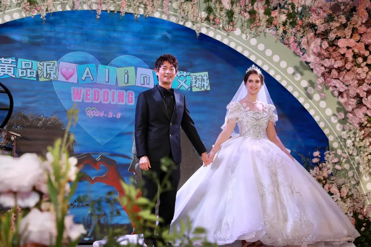 ▲黃品源（左）曝光與俄羅斯鋼琴家艾琳（右）的婚禮照，夫妻倆當眾挑戰下腰動作展現愛意，賓客中還可見到大咖歌手任賢齊。（圖／黃品源臉書）