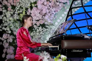 ▲黃品源的妻子艾琳在婚禮上演奏鋼琴。（圖／黃品源臉書）