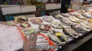 ▲蚵仔寮漁港內許多攤販將漁獲明碼標價。（圖／取自Youtube頻道「小鐘Johnny」）