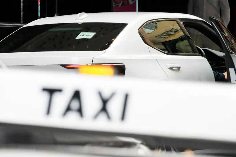 ▲Uber於2012年進入澳洲發展後，當地計程車與包車司機稱遭受鉅額損失並提出集體訴訟，Uber如今支付2.72億澳元和解。圖為雪梨計程車招呼站外的Uber車輛。（圖／美聯社）