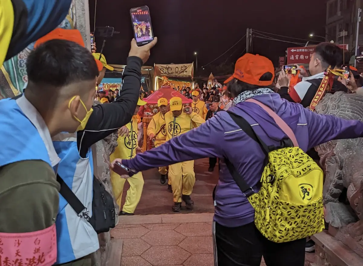 ▲一名網友投訴有女信徒不顧旁人制止，硬是在「粉紅超跑」要進入時擋在廟門口，畫面曝光後隨即引起眾人熱議。（圖／翻攝自臉書社團「白沙屯媽祖全球徒步聯誼會」）