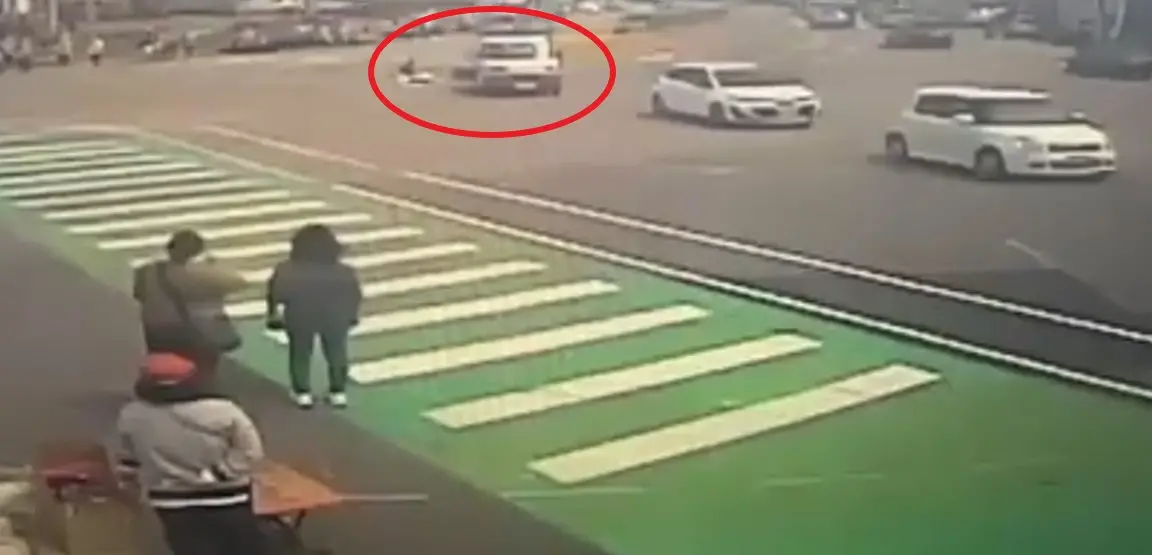 ▲一名楊姓信眾原本坐在貨車車斗上，不料行經一處彎道時卻意外遭甩飛。（圖／翻攝畫面）