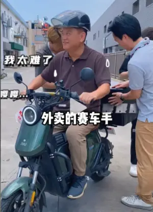 ▲陳百祥在新片中騎著小摩托車，自嘲自己平常都是騎哈雷機車的。（圖／翻攝自陳百祥抖音）