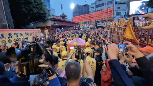 外國女婿也瘋白沙屯媽祖！朝聖進香被震撼　笑稱「現在信媽祖了」
