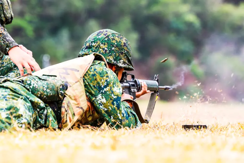 ▲一年期義務役新兵入伍訓期末鑑測，驗證其對T65K2步槍操作熟稔度。（圖／軍聞社提供）