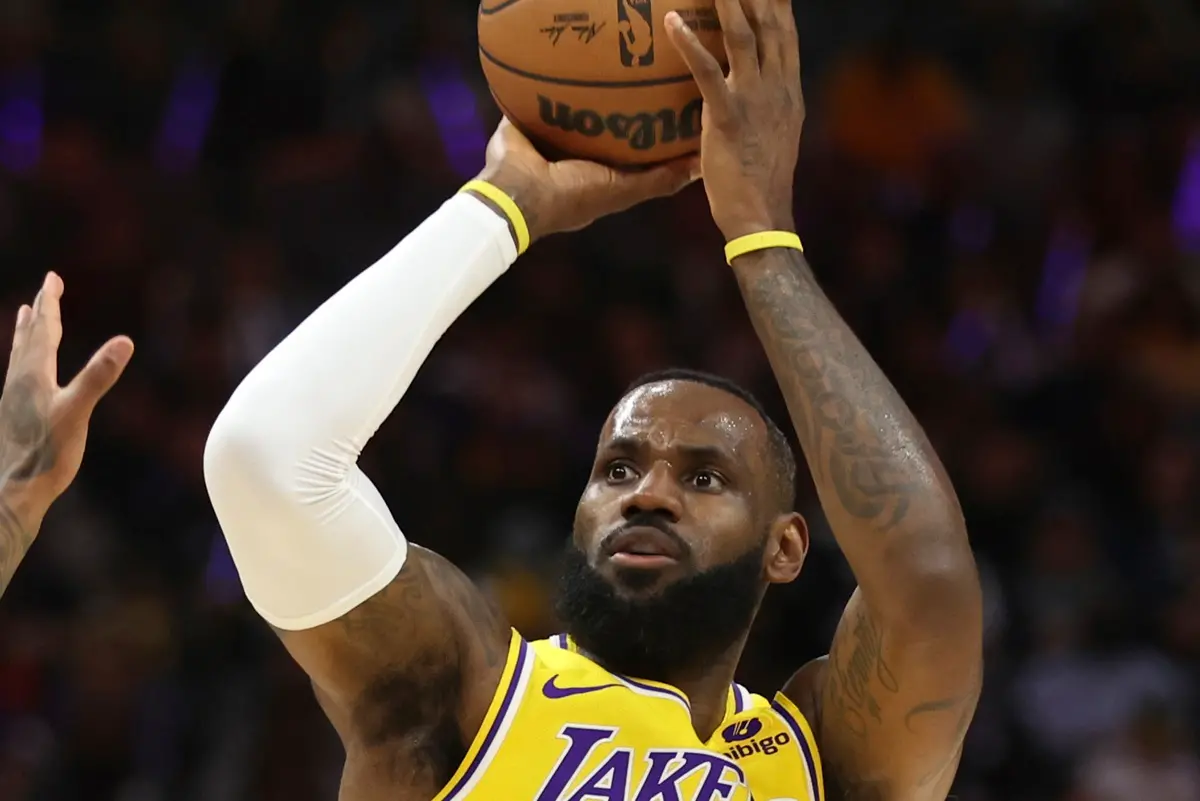 ▲洛杉磯湖人球星「詹皇」LeBron James流感仍帶隊不敵勇士。（圖／美聯社／達志影像）