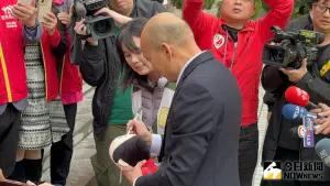 ▲立法院長韓國瑜在Q版娃娃上簽名。（圖／記者呂炯昌攝，2024.03.19）