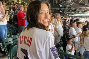 Chris Taylor的老婆Mary Keller是夏威夷出身美女,日本媒體《日刊體育》還稱她為「出身夏威夷的超美人」。她顏值高、出身高、還有學歷高,可說是「三高」美女。 ▲Chris Taylor的老婆Mary Keller是夏威夷出身美女,日本媒體《日刊體育》還稱她為「出身夏威夷的超美人」。她顏值高、出身高、還有學歷高,可說是「三高」美女。(圖/Mary KellerIG)