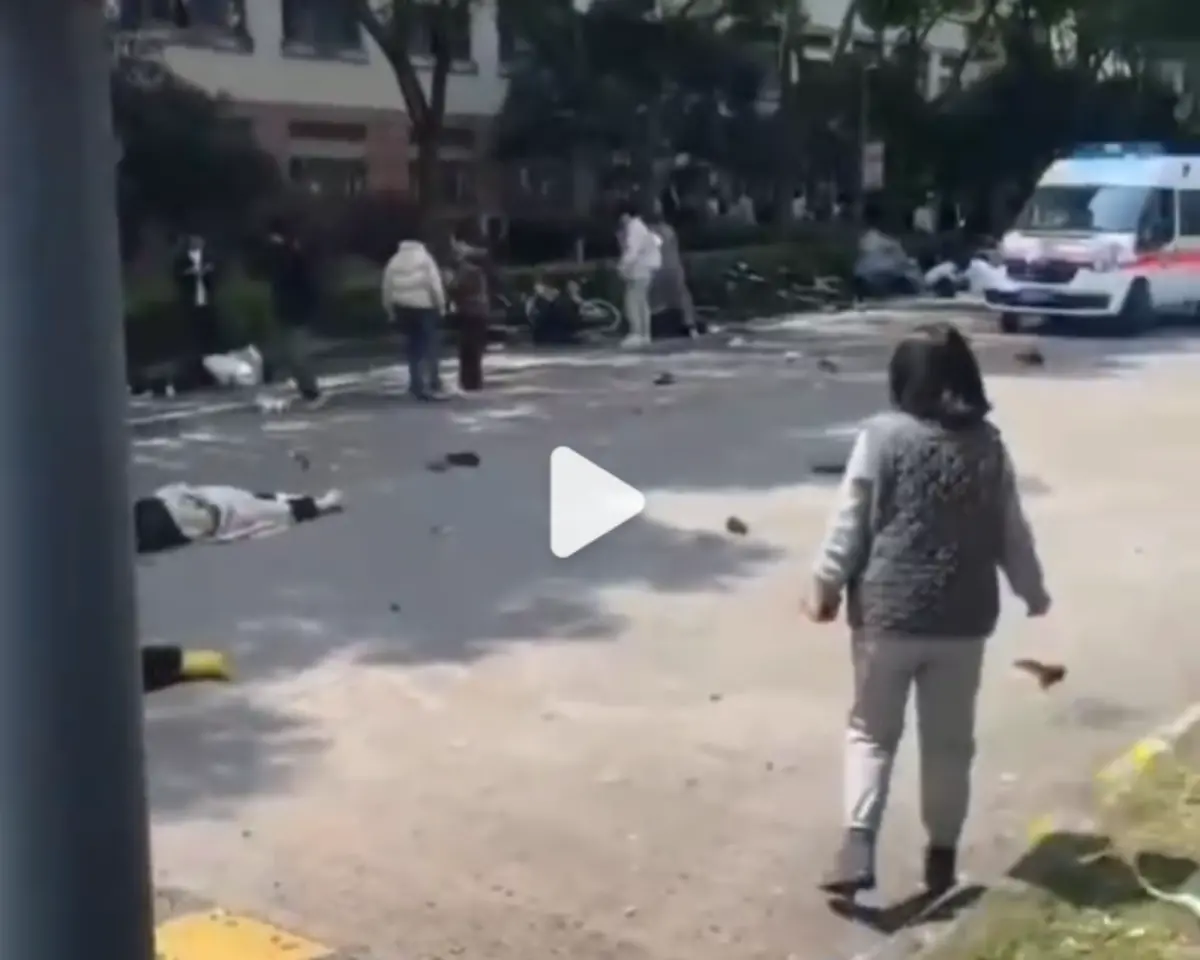 ▲浙江台州職業技術學院，19日上午驚傳有轎車衝撞行人，多人受傷。（圖／擷取自微博影片）