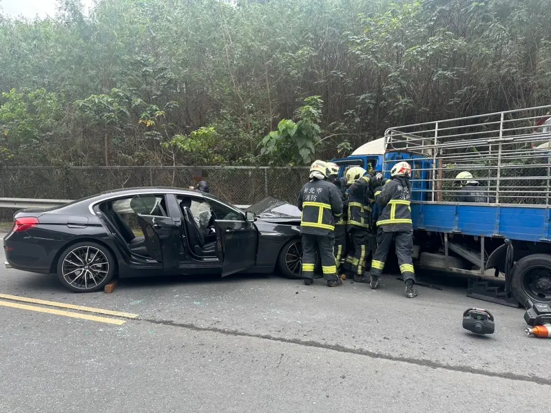 ▲郭男駕駛BMW失控衝撞對向貨車，導致6人受傷送醫。（圖／翻攝畫面）