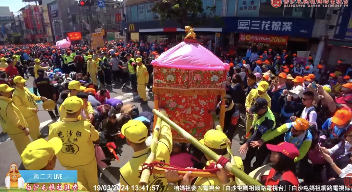 ▲白沙屯媽祖18日展開為期9天8夜的徒步進香活動，一名來自嘉義的蔡姓女信徒前來還願，背後故事相當感人。（圖／取自「白沙屯媽祖網路電視台」YT）