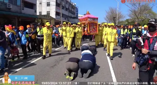 ▲白沙屯媽祖18日駐駕大甲鎮瀾宮，罕見的「三媽會」畫面相隔18年再度重現，今早6時起駕時，大甲鎮瀾宮前更是萬人擁簇。（圖／取自「白沙屯媽祖網路電視台」YT）