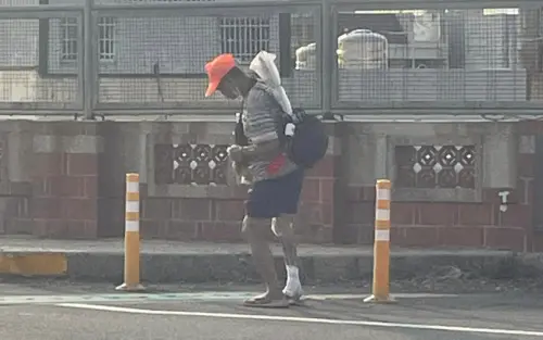 ▲勇腳阿伯因為腳傷不良於行,但仍按照自己的節奏慢慢跟上媽祖腳步。(圖/取自白沙屯媽祖粉絲團 公開社團 ▲勇腳阿伯因為腳傷不良於行,但仍按照自己的節奏慢慢跟上媽祖腳步。(圖/取自白沙屯媽祖粉絲團 公開社團