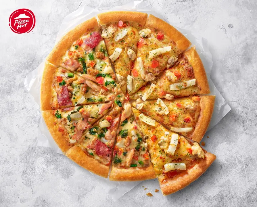 ▲必勝客平日外帶6款13吋大披薩199元，首推雙拼大披薩「海陸總動員」，一上市就下殺239元，比買1送1還便宜，力抗達美樂升級復活的「極致干貝海鮮」披薩299元優惠。（圖／必勝客提供）