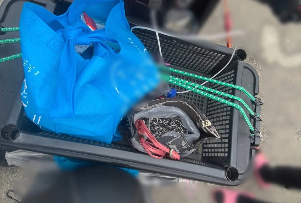▲警方在陳男的機車腳踏板上發現一包鐵釘。（圖／台中市警局提供，2024.03.19）