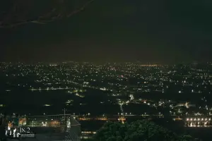 ▲Jimmy和Ami相約高雄「大崗山超峰寺」看夜景，聊著彼此的未來。（圖／翻滾吧男孩電影有限公司）