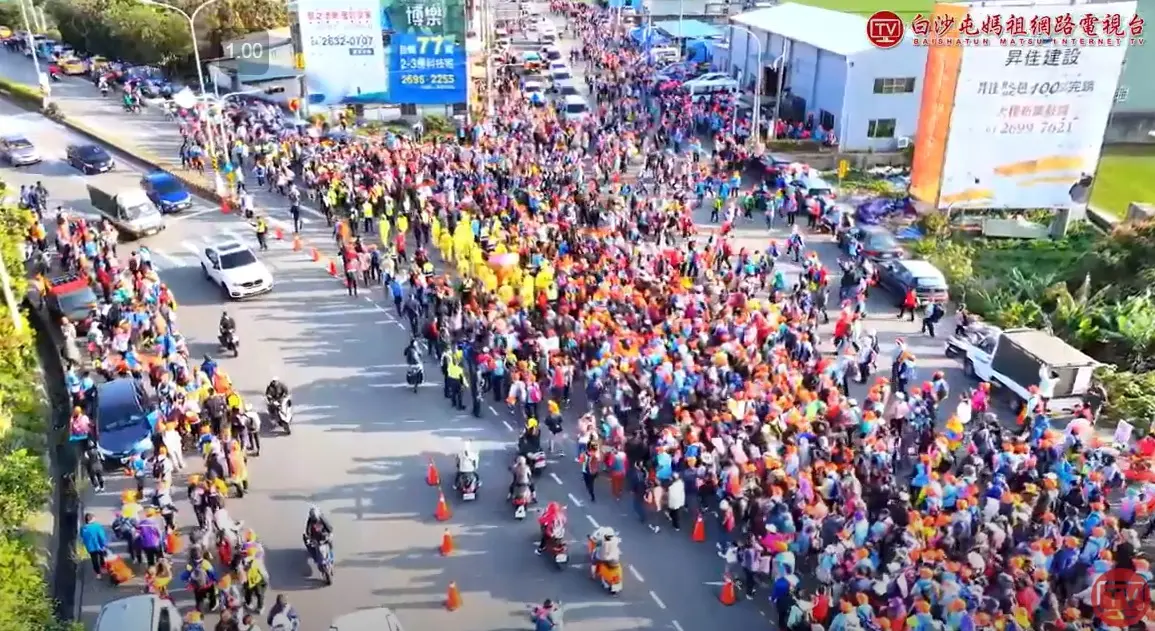 ▲白沙屯媽祖鑾轎（黃色人群為轎夫）臨時決定走左邊的自由路，但前行信眾早已走向右邊的沙田路、準備依慣例進入鬧區。（圖／翻攝白沙屯媽祖網路電視台，2024.03.19）