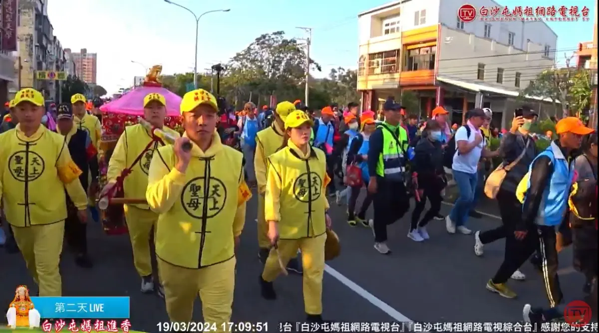 ▲白沙屯媽祖進香路線並未固定，想要知道白沙屯媽祖走到哪裡了，可以透過手機可以下載《白沙屯 GPS 即時定位》，透過GPS來追粉紅超跑。（圖／翻攝白沙屯媽祖網路電視台）