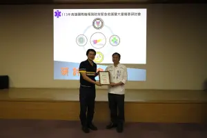 ▲高雄國際航空站消防隊隊長李建榮代表致贈東港安泰醫院榮譽院長蘇清泉感謝狀。(圖/高雄國際航空站提供) ▲高雄國際航空站消防隊隊長李建榮代表致贈東港安泰醫院榮譽院長蘇清泉感謝狀。(圖/高雄國際航空站提供)