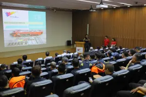 ▲高雄國際航空站消防隊隊長李建榮表示,依航站消防隊員編制,目前該隊EMT-2資格佔40%比例,更能確保旅客安全。(圖/高雄國際航空站提供) ▲高雄國際航空站消防隊隊長李建榮表示,依航站消防隊員編制,目前該隊EMT-2資格佔40%比例,更能確保旅客安全。(圖/高雄國際航空站提供)