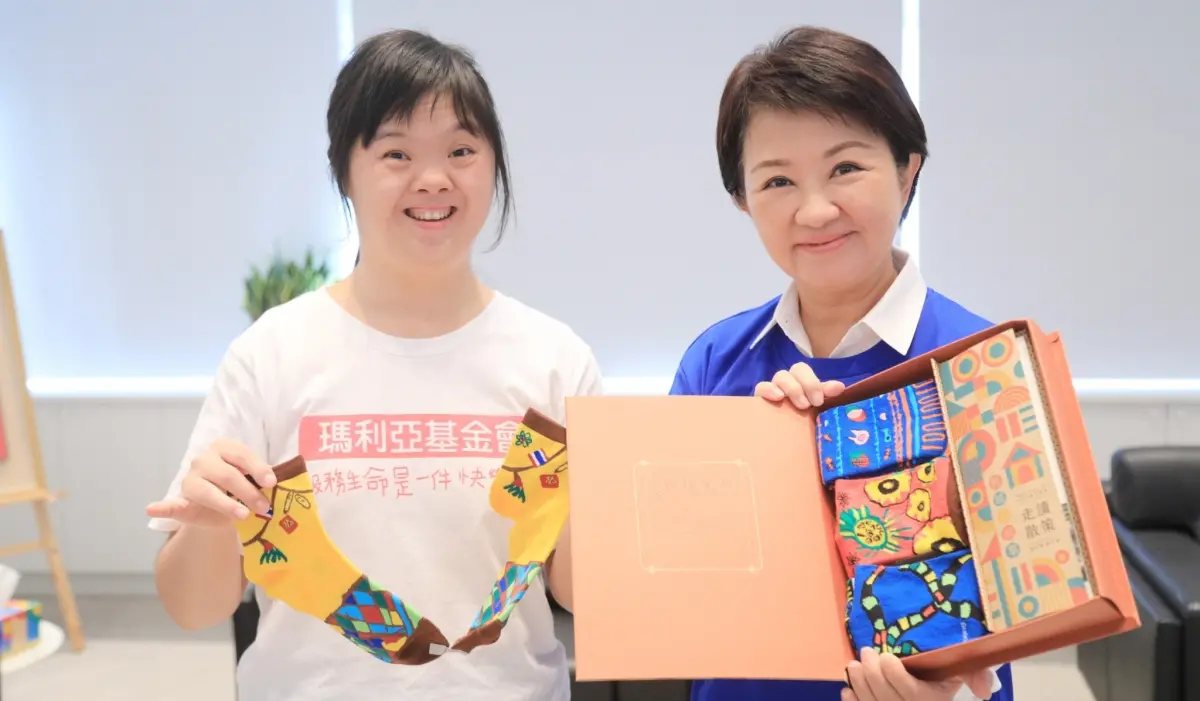 ▲台中市長盧秀燕說，唐寶寶的第21對染色體多了1隻，因此把襪子視為染色體，代表每個人都是獨一無二的個體。（圖／台中市政府提供，2024.03.20）