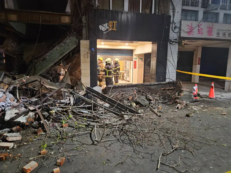 ▲大安區文昌街245號發生「樓地板坍塌」，現場2層樓建築物，2樓地板塌陷跌至1樓。（圖／翻攝畫面）