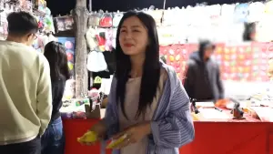 ▲一段時間後,金西雅回到射擊攤位找到錢包。(圖/取自Youtuber@KT story) ▲一段時間後,金西雅回到射擊攤位找到錢包。(圖/取自Youtuber@KT story)