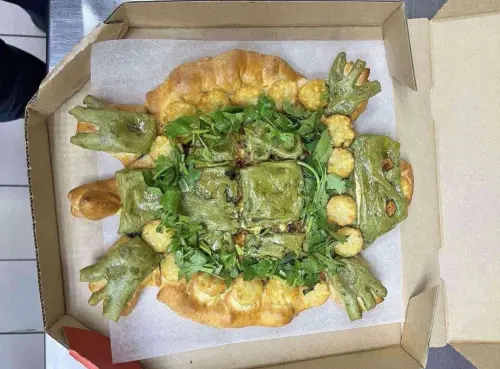 ▲必勝客繼先前推出各種獵奇口味之後，這次再度出新招，推出「草仔粿披薩」，成品做成一隻烏龜的樣子。（圖/爆廢2公社）