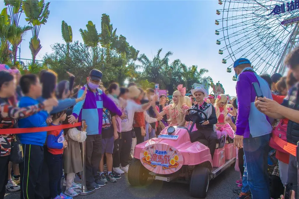 ▲劍湖山世界迎接白沙屯媽祖的粉紅超跑，限時兩天推出「粉紅旋風」優惠，門票下殺3折起。（圖／劍湖山提供）