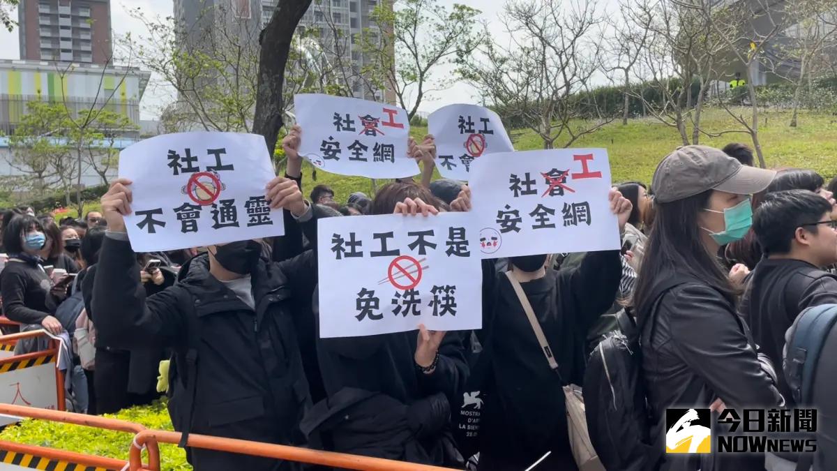 ▲剴剴虐童案僅檢討社福組織的缺失，恐怕難以補足社會安全網漏洞，專家認為中央政府應該在公益團體中承擔更大的角色，圖為社工團體於衛福部前的人行道抗議。（圖／記者林志怡攝）