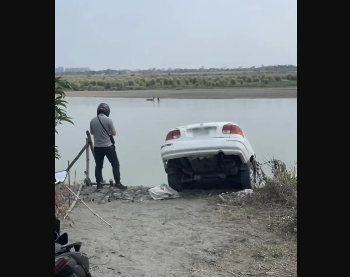 ▲高雄男無照開車見警逃逸，為了躲避追捕，還把跟友人借來的汽車丟進高屏溪。（圖／翻攝畫面）