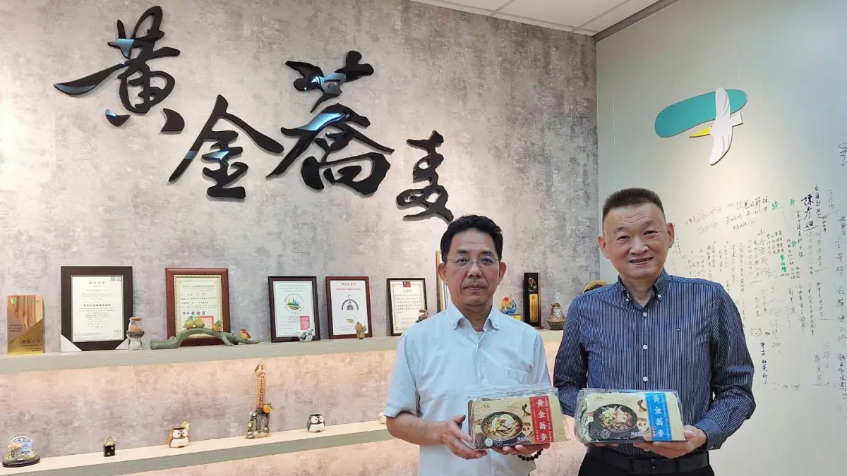 ▲臺灣黃金蕎麥有限公司始人林家寶(右)，原來是賣麻油、苦茶油，因緣際會開始投入蕎麥加工產業。（圖／農糧署南區分署提供）