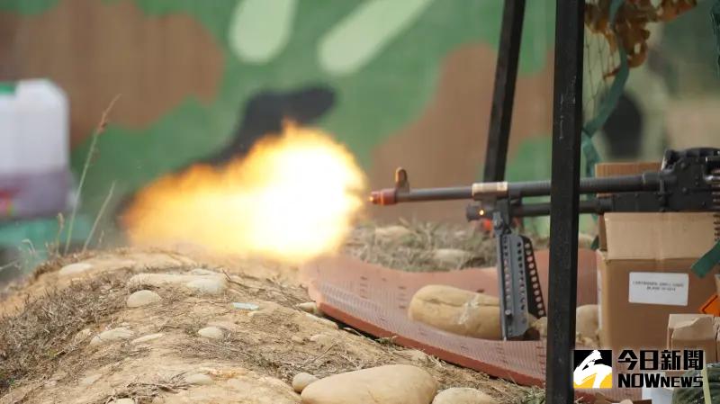 ▲1年義務役新兵鑑測「震撼教育」,T74排用機槍發射空包彈仿真戰場實況。(圖/記者呂炯昌攝,2024.03,20)